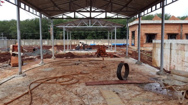 Nhà máy đang xây dựng
